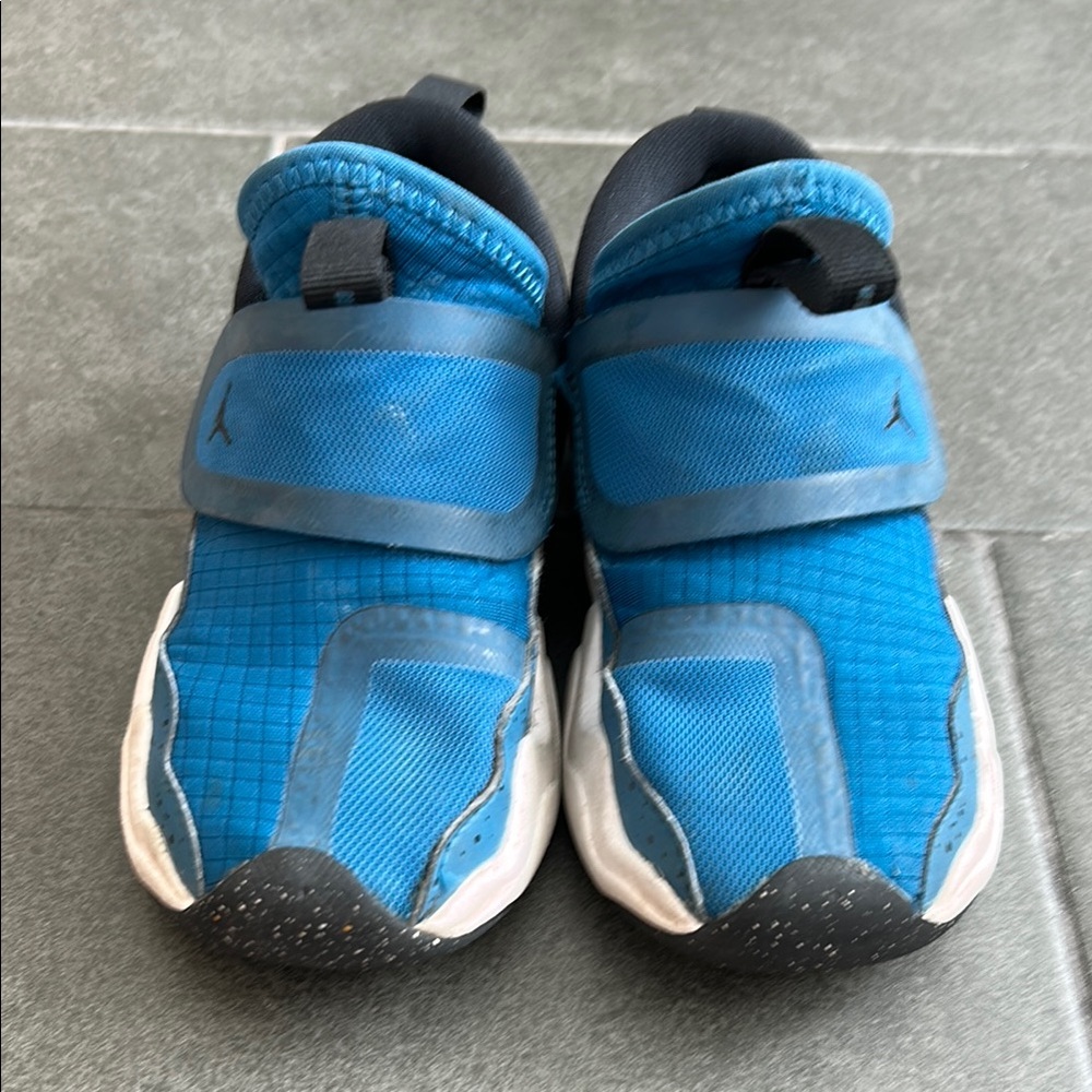 Jordan sneaker in blue size 9